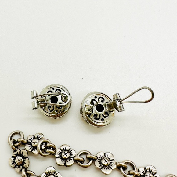 Vintage Modern Earrings & Floral Bracelet - Picture 4 of 12